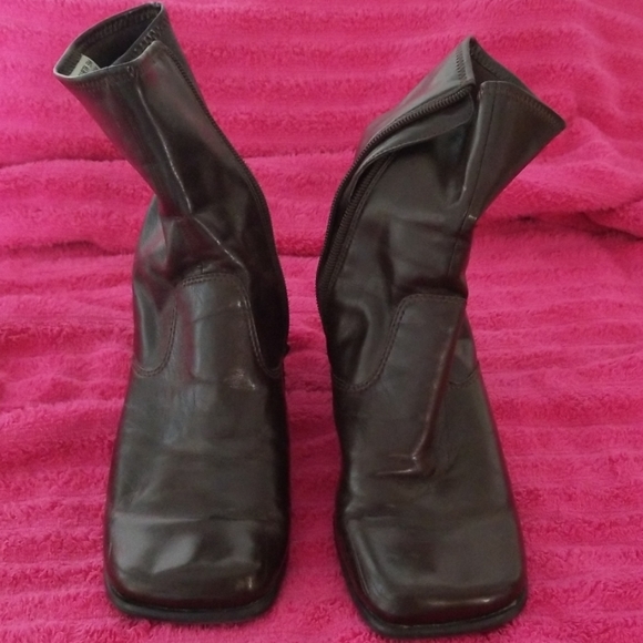 Elizabeth brand leather ankle boot - Picture 1 of 3
